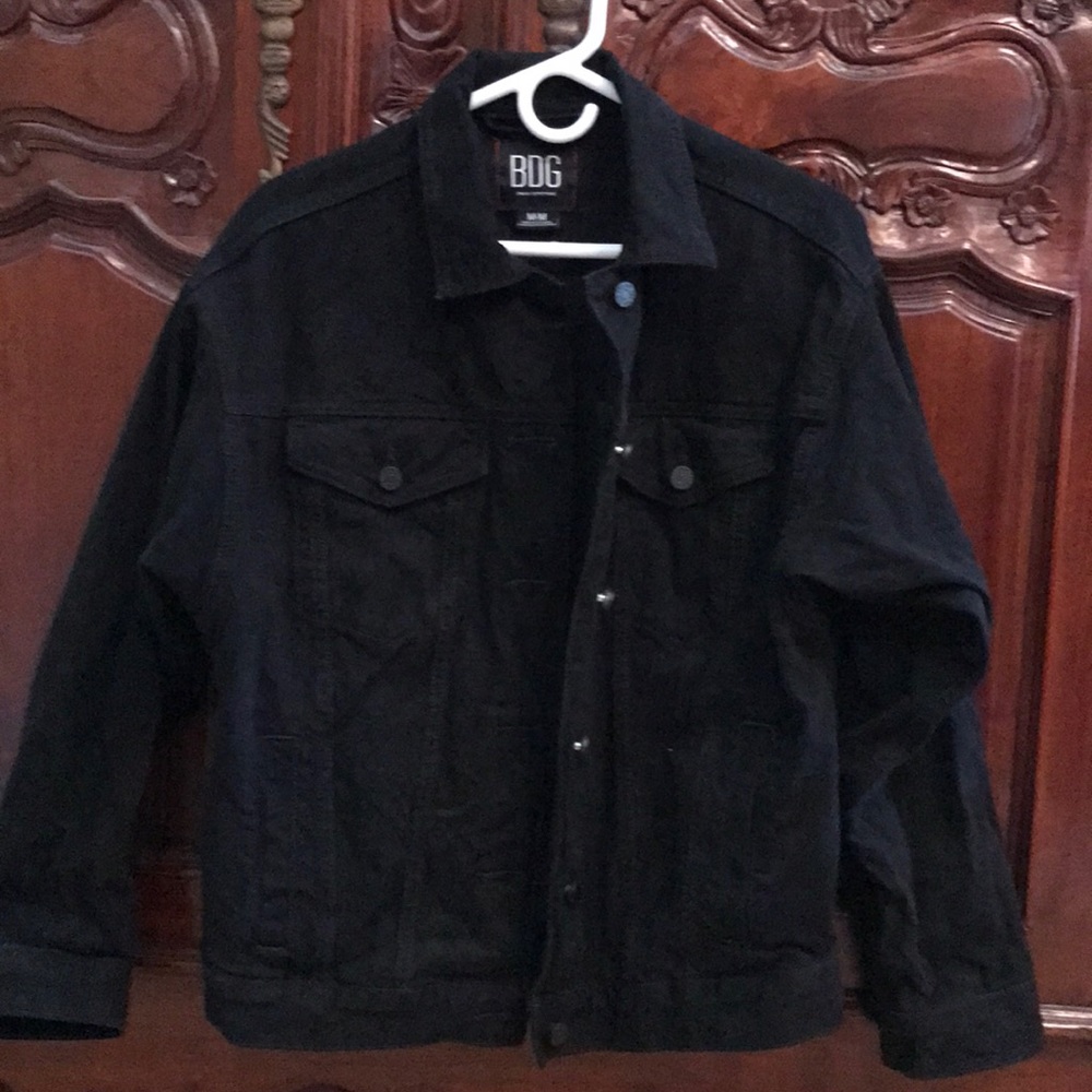 Size M-M BDG women’s black jean jacket.